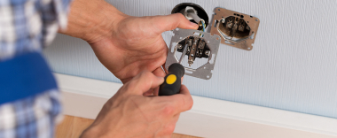 Réparer une prise qui sort du mur Réparer une prise qui sort du mur