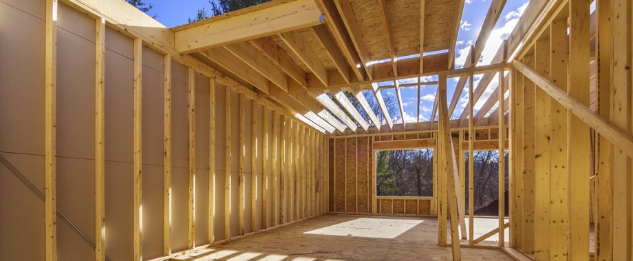 Construire en bois sous la pluie