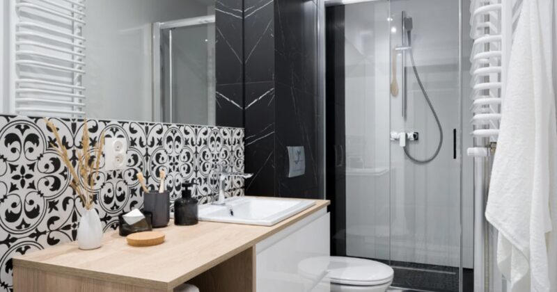 Comment aménager une petite salle de bains : guide complet