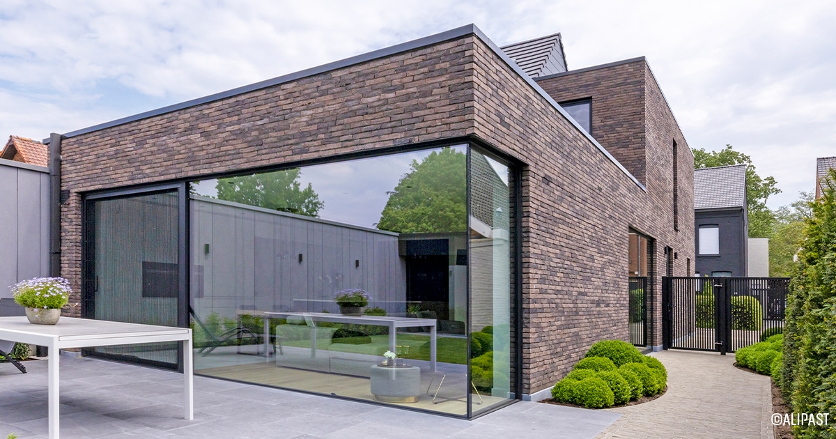 %titre de l'article% Maison avec de grandes fenêtres en aluminium à vitrage performant