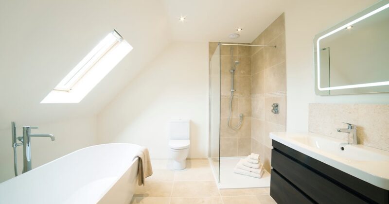 salle de bains douche baignoire rangement éclairage