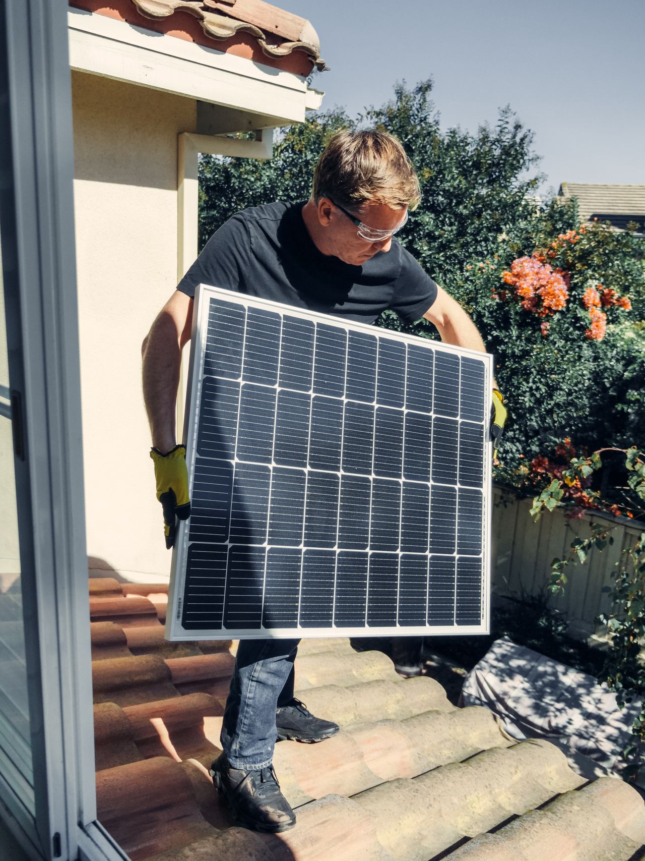 Panneaux solaires sur un toit, production photovoltaïque domestique