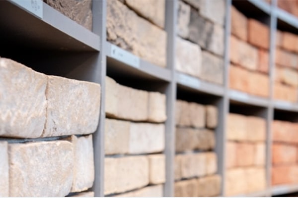 %titre de l'article% Façade en brique de parement d’un mur creux, avec vide d’air et isolant
