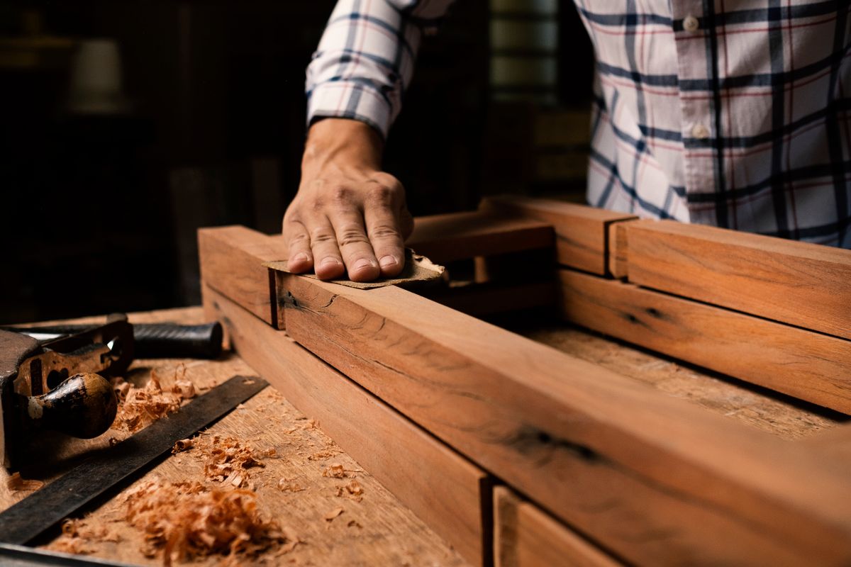 %titre de l'article% Planches de bois massif travaillées à la main, illustrant le comportement du matériau bois selon l’humidité