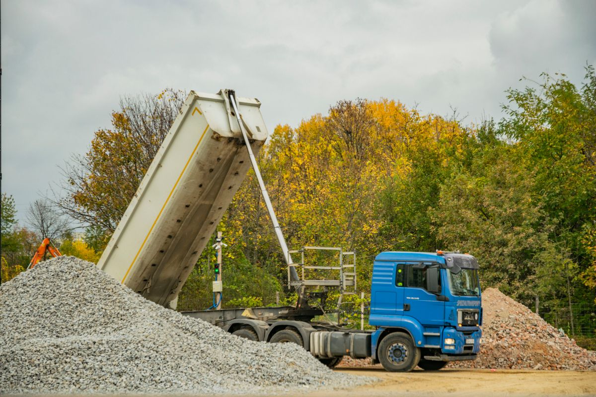 %titre de l'article% Livraison de matériaux sur un chantier, un maillon clé des délais d'approvisionnement
