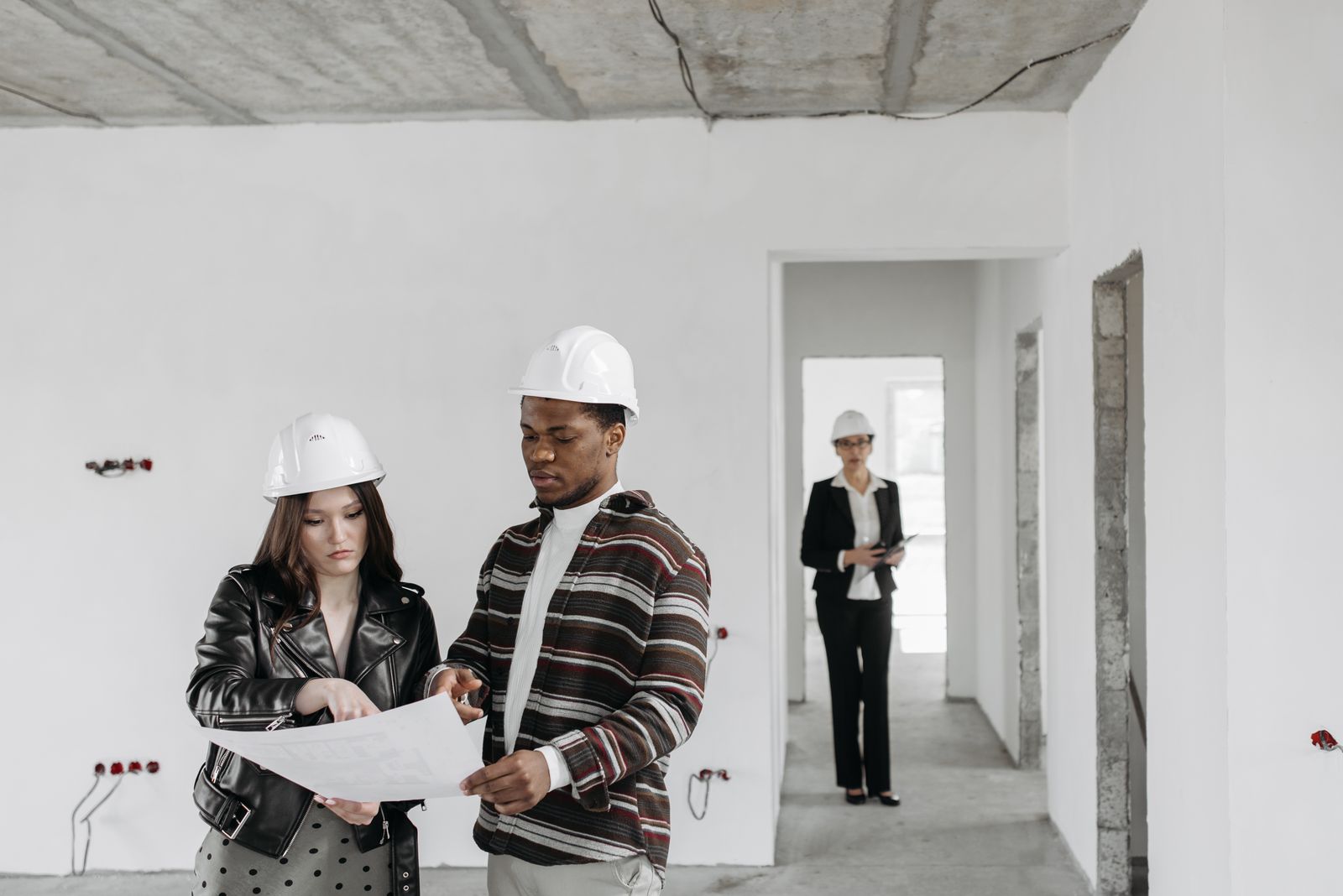 Échange entre client et professionnel sur un chantier : bien choisir son entrepreneur de construction