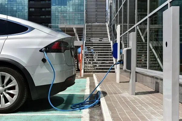 Borne de recharge Voiture electrique en charge sur une borne dediee