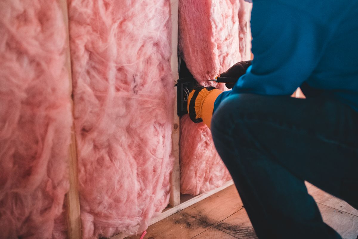 %titre de l'article% Laine minérale posée entre montants pour isoler un mur par l’intérieur