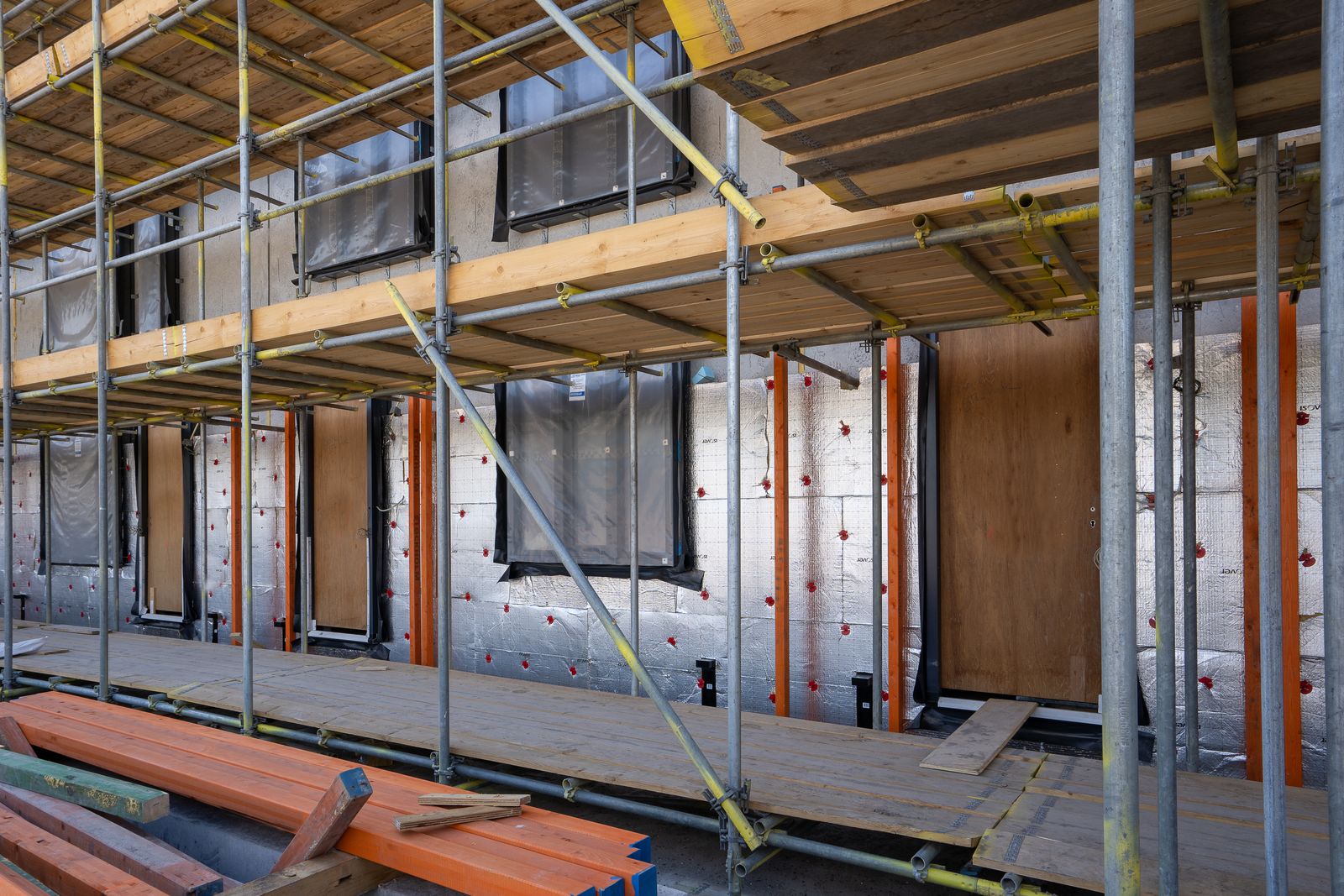 Façade en chantier : isolation par l’extérieur sous enduit (ETICS)