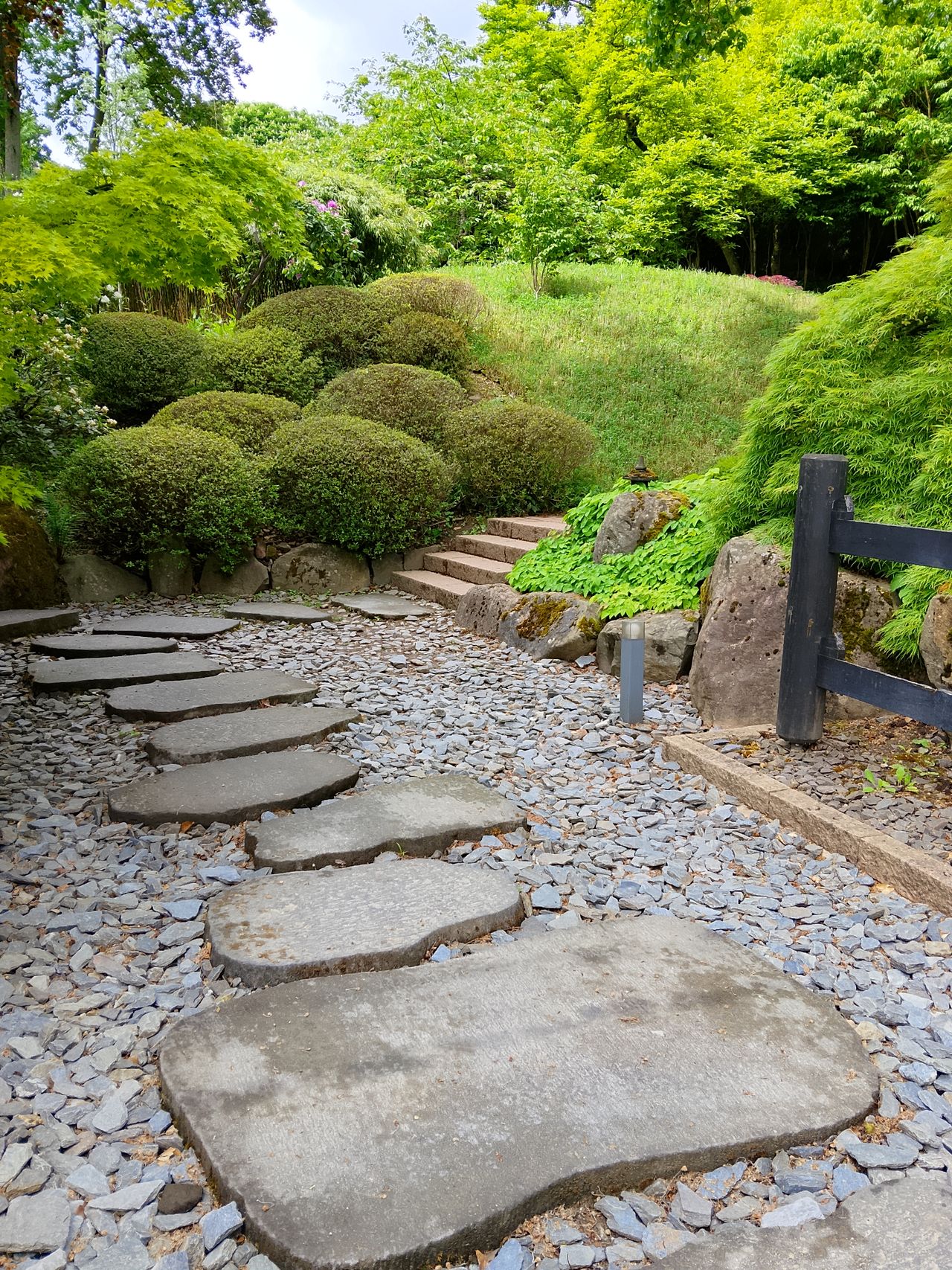 %titre de l'article% Allée de pas japonais dans un jardin