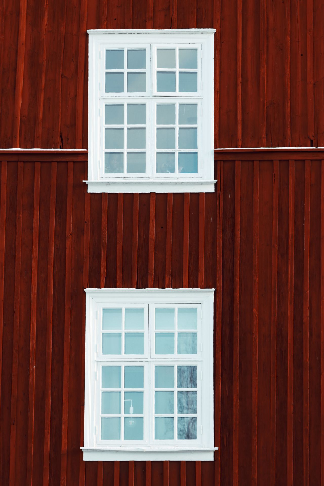 Façade en bois rouge peinte à la peinture suédoise (rouge de Falun)