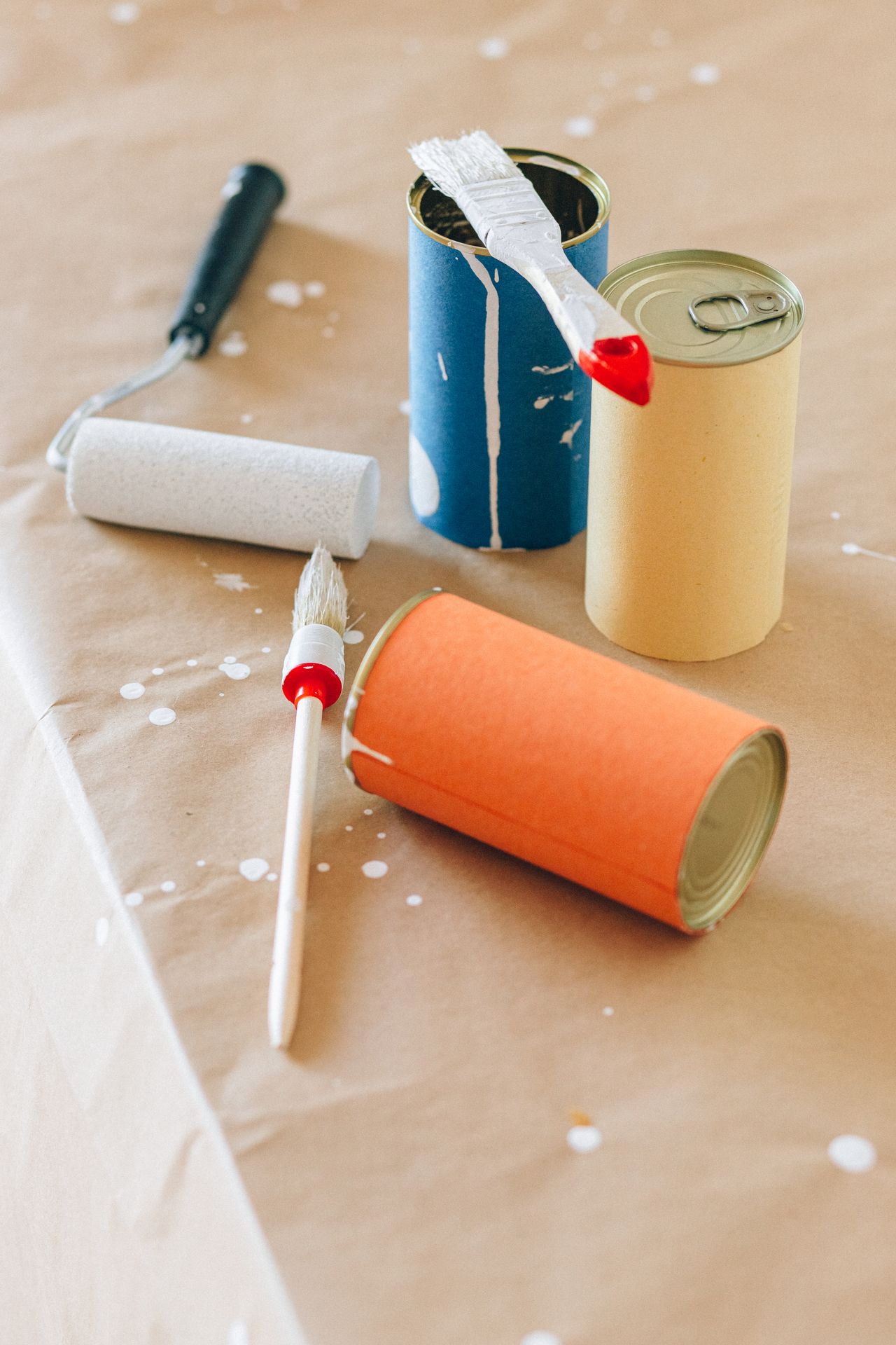 %titre de l'article% Pots de peinture en métal et pinceau, restes de peinture à conserver