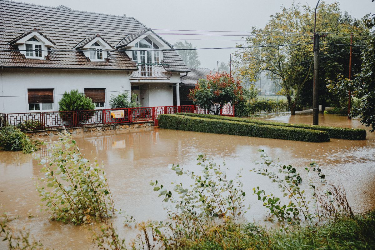 %titre de l'article% Maison entourée par les eaux d'une inondation, le risque que la prévention permet de limiter